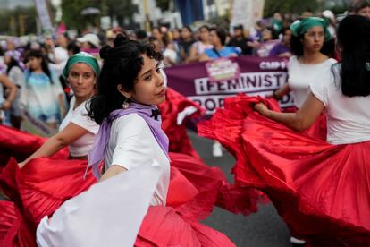 Manifestantes bailan durante la protesta en Lima (Perú).