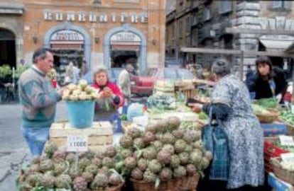 Puesto de alimentaci&oacute;n en la plaza Campo dei Fiori (Roma).