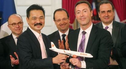 El presidente de Lion Air, Rusdi Kirana, posa con el presidente de Airbus, Fabrice Brégier. Detrás, en el centro, el presidente francés, François Hollande
