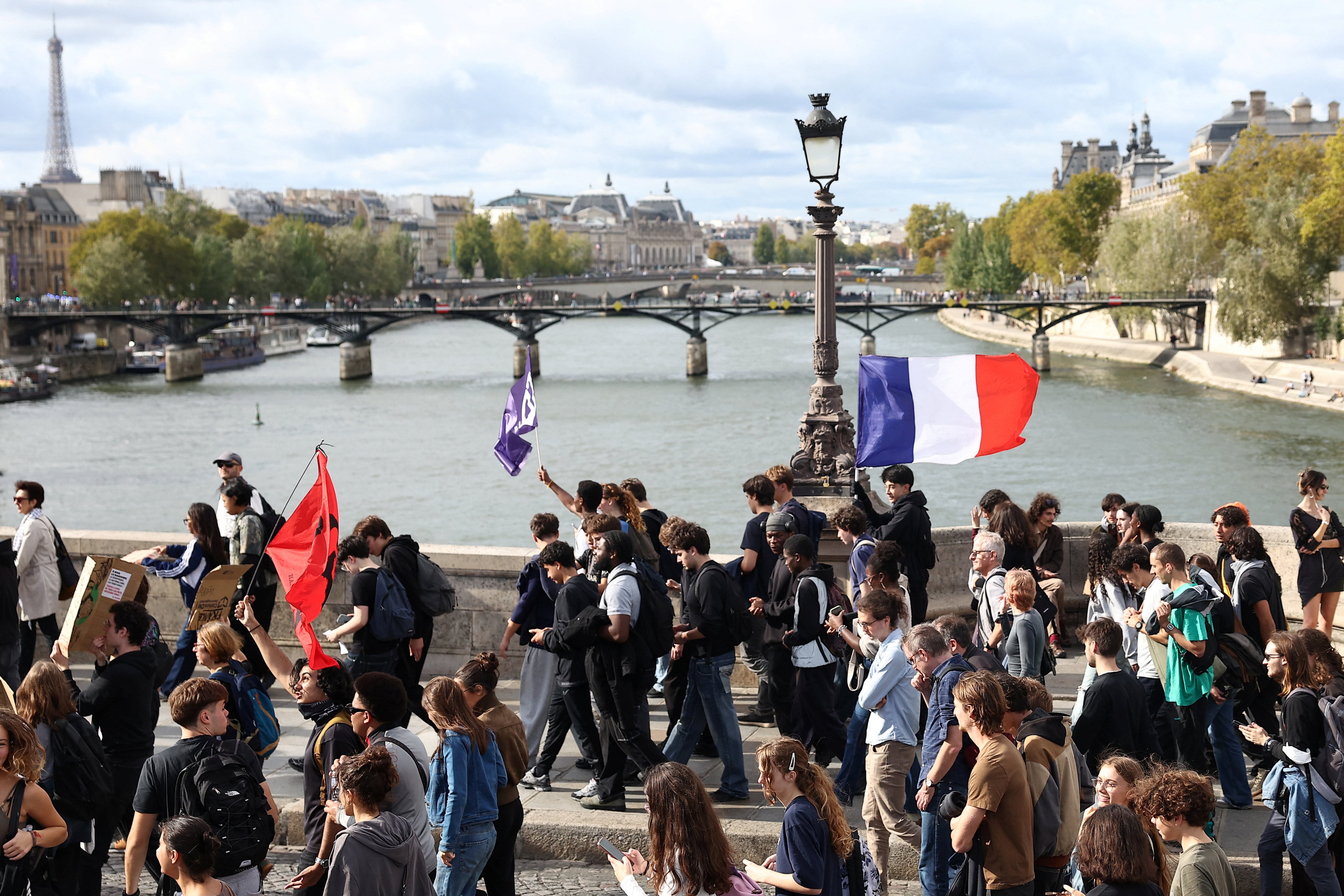 Los estudiantes franceses aumentan la presión en las calles ante el silencio del Gobierno