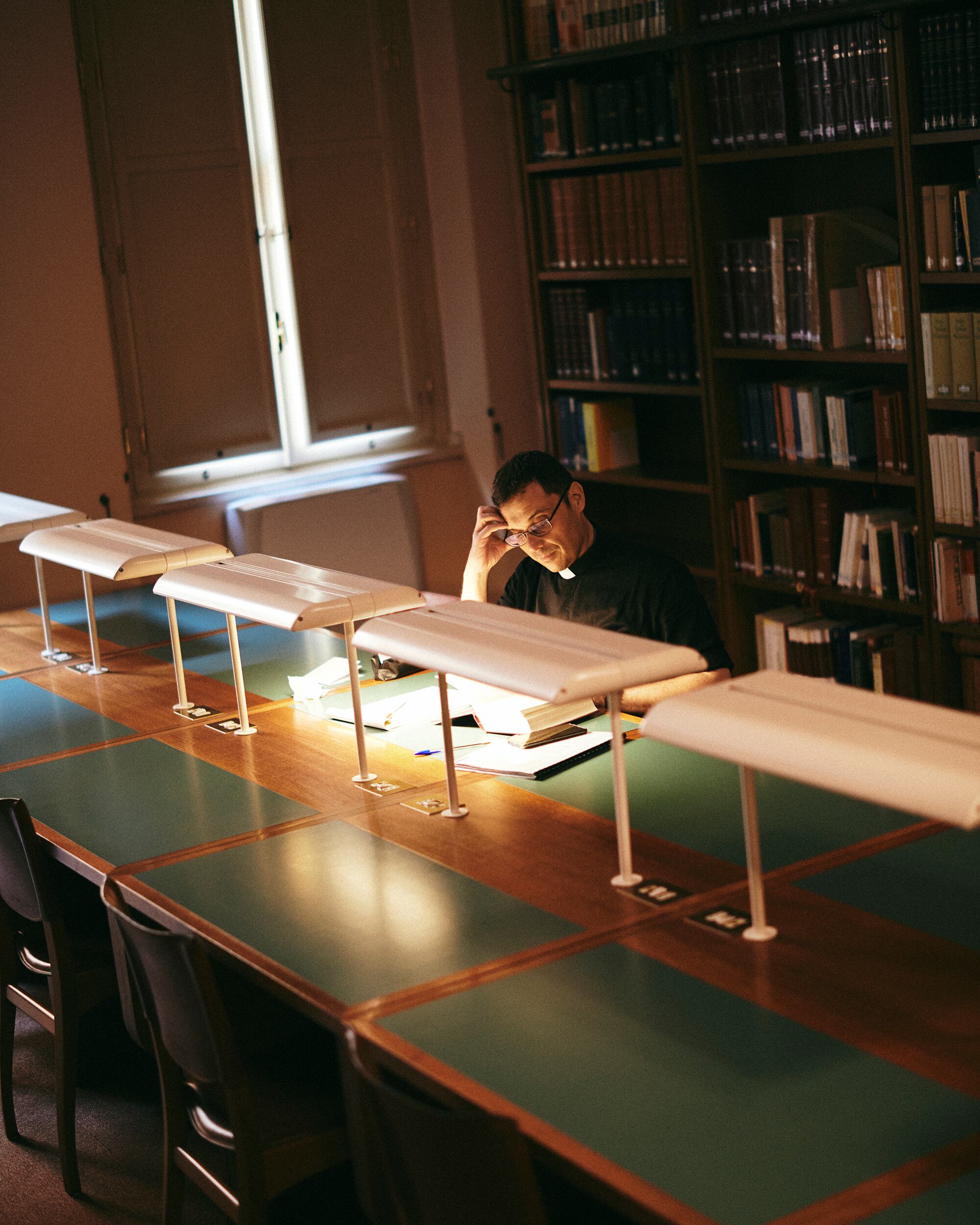 Un estudiante, en la biblioteca de la Universidad Pontificia de la Santa Cruz, en Roma. 