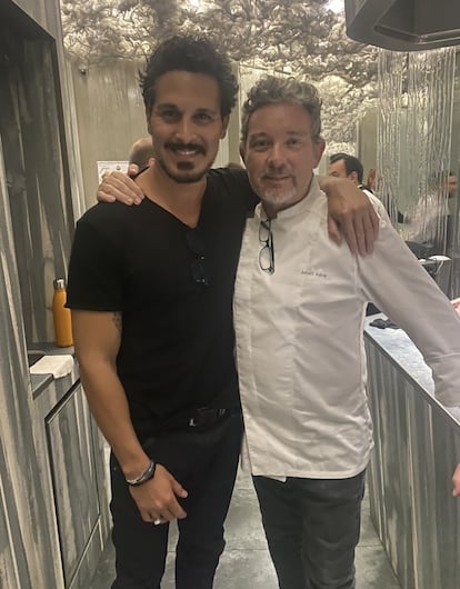 Sergio Perera y Albert Adrià en el restaurante Enigma, en Barcelona, en 2022.