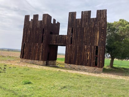 Reconstrucción en madera de una de las seis puerta de acceso del campamento romano de Petavonium.