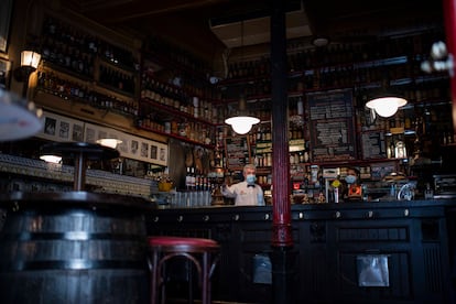 Garçons no bar La Bodega de la Ardosa, em Madri.