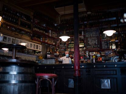 Dos camareros de La Bodega de la Ardosa, en Madrid.