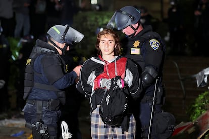 La policía detiene a una manifestante propalestina en le campus de UCLA. 
