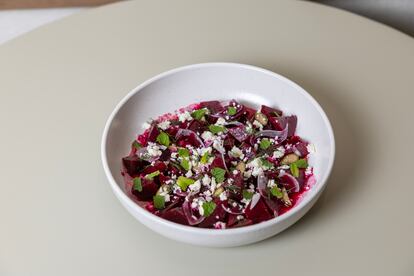 Ensalada de remolacha balsámica, alcaparrón y queso feta.