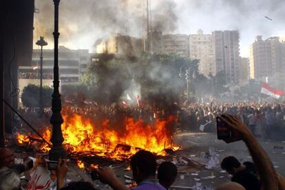 Opositores a Morsi queman los enseres de la sede de los Hermanos Musulmanes en Alejandr&iacute;a. 