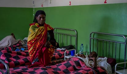 Un paciente recibe la visita de su esposa en el pabellón de tuberculosis del hospital rural de Gambo, en Etiopía, en diciembre de 2014.