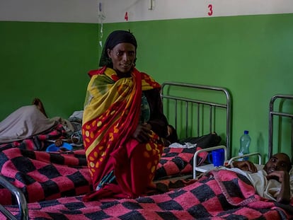 Un paciente recibe la visita de su esposa en el pabellón de tuberculosis del hospital rural de Gambo, en Etiopía, en diciembre de 2014.