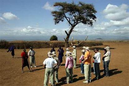 Un grupo de turistas es recibido por representantes de los masai.