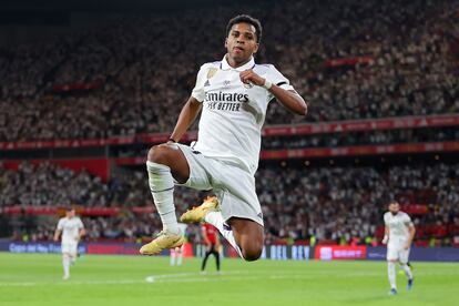 El jugador del Real Madrid Rodrygo Goes celebra su segundo gol durante la final de la Copa del Rey contra el Osasuna en Sevilla, el 6 de mayo de 2023.