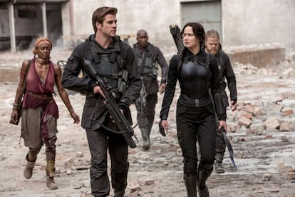 Liam Hemsworth y Jennifer Lawrence, en 'Los juegos del hambre: Sinsajo parte II'.