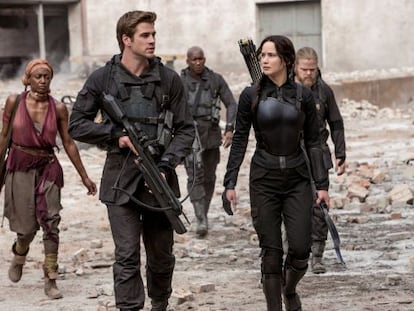 Liam Hemsworth y Jennifer Lawrence, en 'Los juegos del hambre: Sinsajo parte II'.