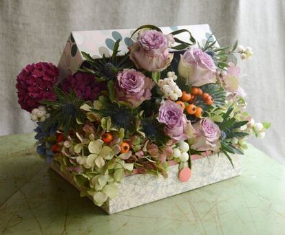 Caja rebosante de flores, amor y promesas. Esta es de Sally L. Hambleton for The Workshop Flores (43 euros).