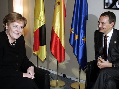 El presidente del Gobierno español se reúne con la canciller de Alemania, Ángela Merkel, durante la cumbre de Barcelona.