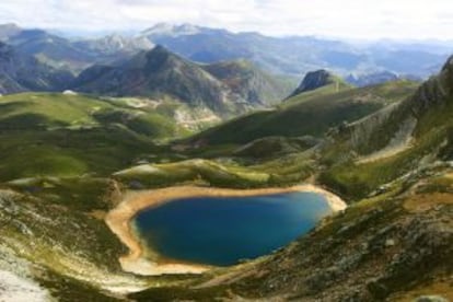 Panorámica del lago Ausente, cerca de Puebla de Lillo, en León.