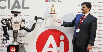 Aibell, robot de Airtificial, realiza el toque de campana, junto al presidente de la empresa, Rafael Contreras.