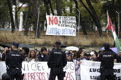 Concentración de manifestantes ante el Centro de Internamiento de Extranjeros (CIE) de Aluche.