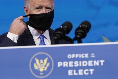El presidente electo,Joe Biden, se quita la máscara para hablar después de que el Colegio Electoral lo eligiera formalmente como presidente.