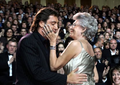 La actriz felicita a su hijo Javier Bardem al dirigirse a recoger el premio Goya al mejor actor protagonista por 'Mar adentro', en 2005.