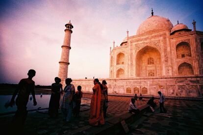 El Taj Mahal, en Agra (India), fue construido a mediados del XVII por el emperador Shah Jahan para dar sepultura a su esposa favorita, Mumtaz Mahal, que murió en el parto de su 14º hijo.