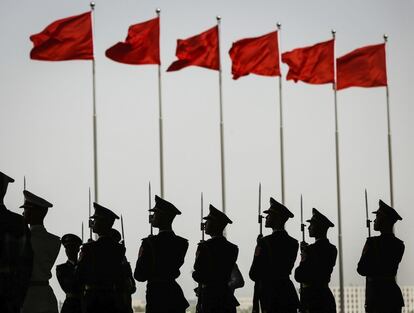 Soldados del Ejército de Liberación del Pueblo de China durante la ceremonia de bienvenida del primer ministro malasio, Najib Razak, en el aeropuerto de Pekín.