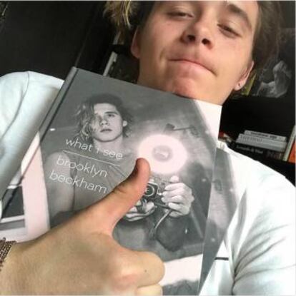 Brooklyn Beckham muestra con orgullo, a pesar de las duras críticas, su primer libro de fotografía.