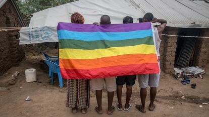 Refugiados LGBT ugandeses posan en una zona protegida del campo de refugiados de Kakuma, en el noroeste de Kenia, en octubre de 2018.