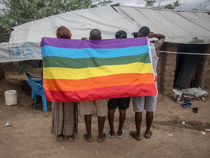 Refugiados LGBT ugandeses posan en una zona protegida del campo de refugiados de Kakuma, en el noroeste de Kenia, en octubre de 2018.