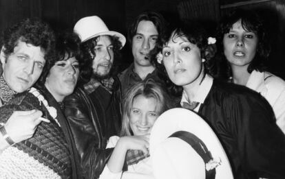 David Blue, Lainie Kazan, Bob Dylan, Robert De Niro, Sally Kirkland, Ronee Blakley y Martine Getty en el 'backstage' de un concierto de Ronee Blakley en 1976 en Los Ángeles.