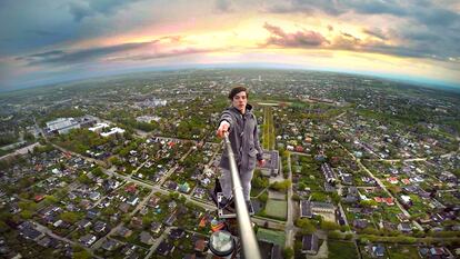 Ervin Punkar faz uma ‘selfie’ sobre uma torre de televisão em Tartu (Estônia).