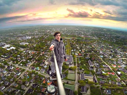 Ervin Punkar faz uma ‘selfie’ sobre uma torre de televisão em Tartu (Estônia).