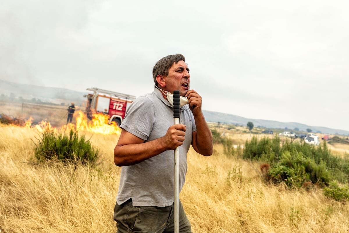 El ganadero Óscar Puente y su cuadrilla de voluntarios, cuerpo a cuerpo contra el fuego