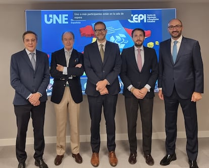 José Bayón (EOI), Alfredo Berges (UNE), Jordi García (secretario de Estado de Industria), Víctor Ausín (director general de Política Económica) y Javier García (UNE), en la presentación del informe en la sede de UNE.