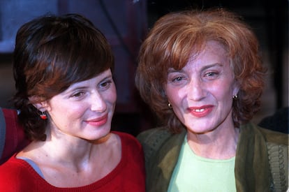 La actriz Marisa Paredes (derecha), nueva presidenta de la Academia de Cine Español, con su antecesora, Aitana Sánchez-Gijón, durante el acto oficial de cambio de dirección al frente de la Academia, en Madrid, el 17 diciembre del 2000.