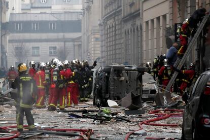 Las imágenes captadas por los medios franceses revelan importantes daños materiales tanto en la calle como en la fachada y el interior del edificio que albergaba el local. Al mediodía, el barrio seguía acordonado por la policía y el acceso de peatones y automóviles estaba restringido. La cercana plaza de la Ópera se convirtió en un improvisado helipuerto con tres helicópteros para evacuar a los heridos.