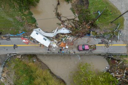 Las inundaciones en Kentucky arrastraron vehículos y casas, los escombros fuera de control se impactaron contra los puentes.