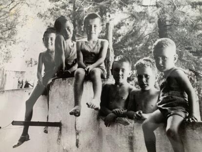 El escritor y periodista Rafel Nadal de niño (derecha), con algunos de sus hermanos.