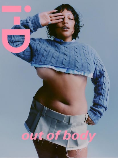 Paloma Elsesser con cojunto de jersey crop y minifalda de Mui Miu.