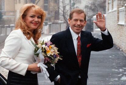 4 de enero de 1997. Václav Havel saluda a los periodistas junto a la actriz Dagmar Vekrnova, poco después de su boda celebrada en una ceremonia privada en Praga. Veskrnova, de 44 años, es una popular actriz de televisión y teatro de República Checa. El entonces presidente Havel contrajo segundas nupcias con Veskrnova tras la muerte, el año anterior, de su primera esposa Olga, quien falleció de cáncer tras 32 años de matrimonio.