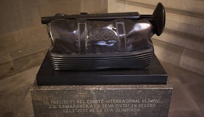 Escultura que recorda la figura de Samaranch, a l'Ajuntament de Barcelona.