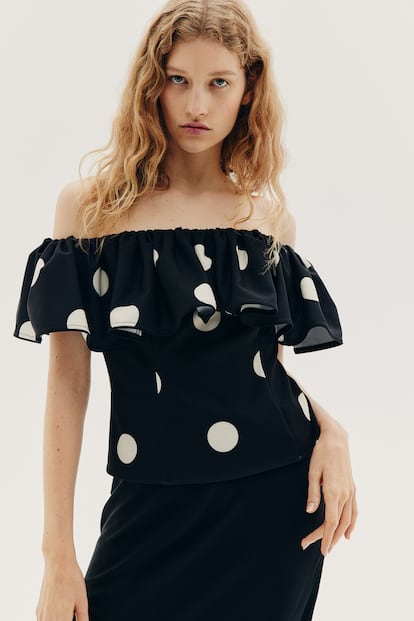Los lunares siempre son una buena inversión, sobre todo en primavera, y con más razón si acompañan un top como este de H&M con corte off-the-shoulders y con un volante como remate definitivo. (29.99 euros). 
