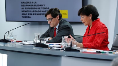 Health Minister Salvador Illa (l) and Education Minister Isabel Celaá at the government press conference on Thursday.