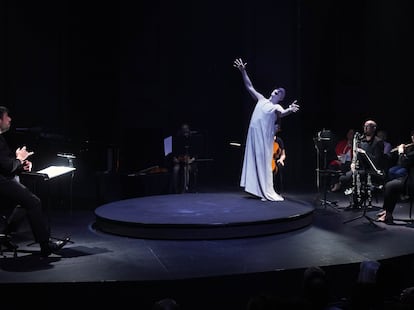 Xavier Sabata, creador y protagonista del espectáculo, rodeado por Jordi Francés -director musical de 'Pierrot Lunaire'-, cuatro solistas de la Orquesta Titular del Teatro Real -Pilar Constancio (flauta y piccolo), Ildefonso Moreno (clarinete y clarinete bajo), Sonia Klikiewicz (violín y viola), Natalia Margulis (violonchelo)- y Karina Azizova (piano).