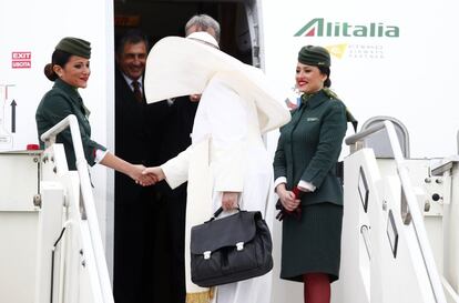 El papa Francisco saluda a las azafatas del vuelo que le llevará hasta El Cairo, en el aeropuerto Leonardo da Vinci-Fiumicino Airport en Roma (Italia). La visita del pontífice argentino, rodeada de altas medidas de seguridad, la primera al más poblado de los países árabes, se produce tres semanas después de dos ataques contra iglesias coptas ortodoxas que causaron la muerte de 45 personas, reivindicados por el grupo yihadista Estado Islámico (EI).