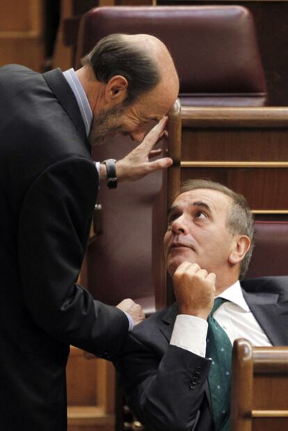 Alfredo Pérez Rubalcaba saluda a José Antonio Alonso ayer en el Congreso.