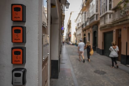 Cajetines de llaves de pisos turísticos en un portal de una casa del casco histórico de Cádiz.