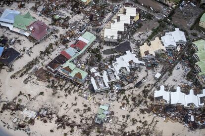 Vista aérea de las viviendas destrozadas por el paso del huracán en la capital de la isla de San Martín, 6 de septiembre.  