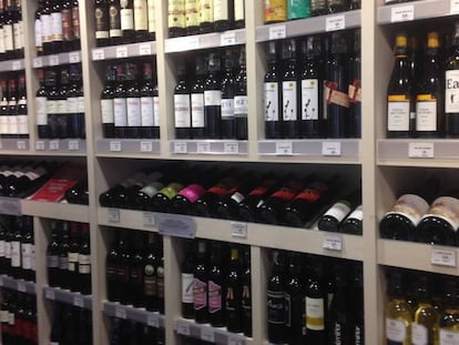 A well-stocked Spanish supermarket wine section.